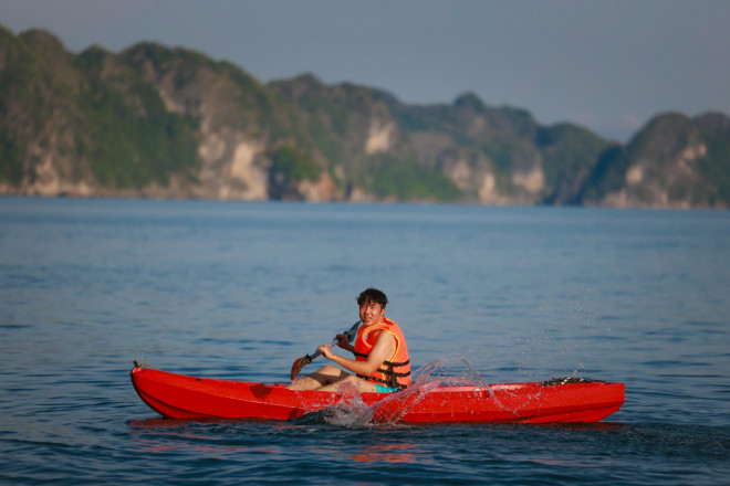 Đến với Lan Hạ, du khách nên thuê thuyền kayak để khám phá vịnh để ngắm tận mắt khung cảnh nên thơ cũng như có thể dừng lại ở bất cứ góc khuất nào