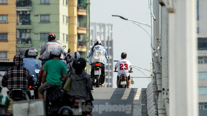 Hôm nay (3/7), nhiệt độ ngoài trời tăng cao ngay từ lúc 7h.