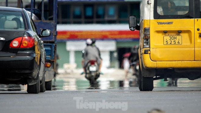 Vào những ngày nắng nóng, di chuyển trên đường mọi người thường nhìn thấy như có vũng nước, hoặc bóng của vật thể ở phía trước, nhưng đến gần không phải. Trong ảnh: Ảo ảnh trên đường Lê Đức Thọ (Cầu Giấy, Hà Nội).