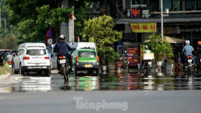 Hiện tượng phản xạ toàn phần khiến người đi đường nhìn thấy ảo ảnh của vật thể giống như vũng nước sau cơn mưa ở trên đường.