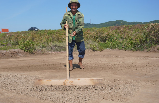 Nghề kỳ lạ, trời càng nắng &#34;như đổ lửa&#34; nông dân càng vui - 3