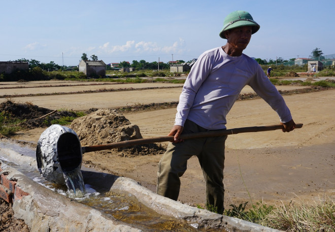 Sau đó, người dân sẽ múc nước biển từ dưới kênh dẫn bên ruộng muối đổ trộn vào cho đến khi nước xấp xỉ bể của hệ thống máng lọc