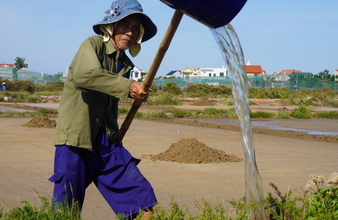 Nghề kỳ lạ, trời càng nắng &#34;như đổ lửa&#34; nông dân càng vui - 7