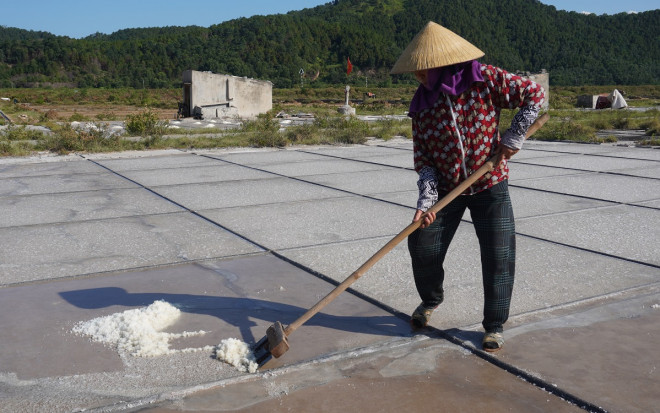 Hàng ngày, một gia đình có thể làm được khoảng 100 kg muối, với giá bán hiện nay có thể kiếm được hơn 200.000 đồng