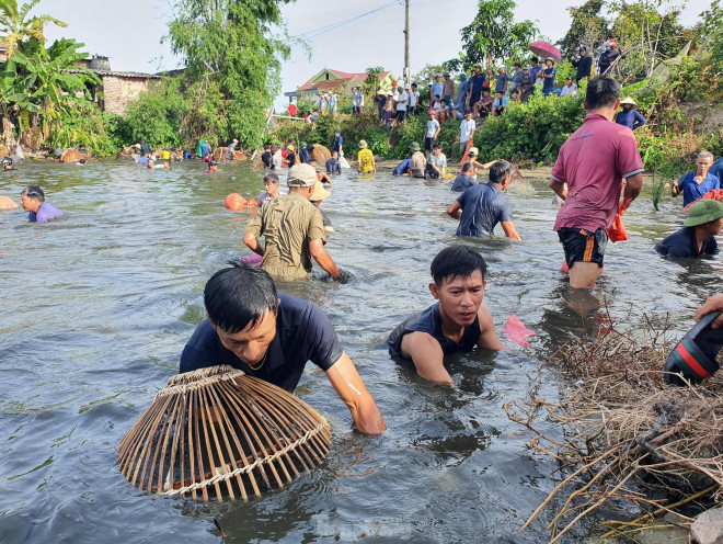 Vùng quê vốn yên tĩnh bỗng chốc trở nên huyên náo bởi tiếng hò reo, cổ vũ, tiếng úp nơm…