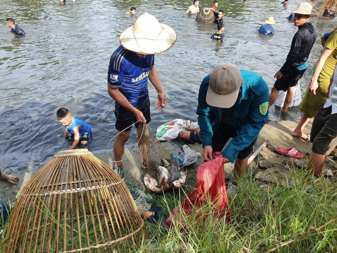 Sau hơn 2 giờ đồng hồ, một số “nơm thủ” đã bắt được cả chục kg cá các loại.