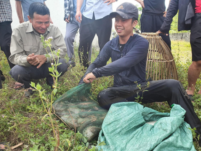 Nhiều “nơm thủ” mang thành quả sau nhiều giờ ngụp lặn dưới nước lên bán ngay tại chỗ cho người dân.