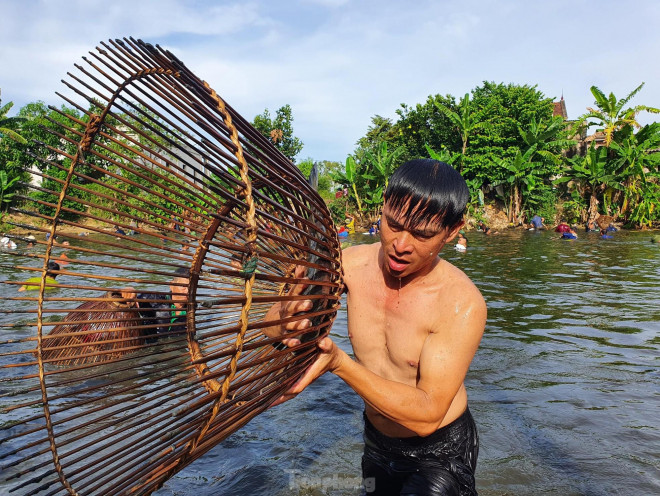 “Ngày cuối tuần bỏ 200.000 để nơm cá coi như vé vào khu vui chơi thôi. Được cái là ao cá nuôi nên cá rất nhiều lại to nên hầu như ai cũng có cá mang về. Người nơm giỏi còn kiếm được vài triệu bạc nữa chứ”, anh Quân, trú xã Nghi Trung nói.