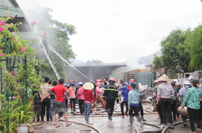 Các công nhân cũng cố gắng di dời những tài sản ra bên ngoài để hạn chế thiệt hại. Hiện nguyên nhân vụ cháy đang được cơ quan chức năng điều tra làm rõ. Ảnh: Trương Định