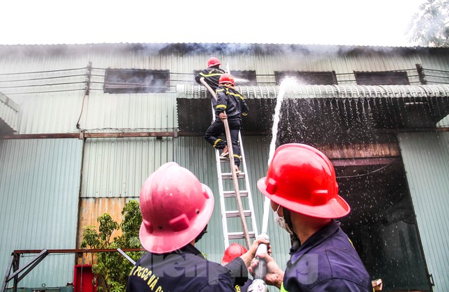 Ngọn lửa bùng phát và lan nhanh nên công tác chữa cháy gặp rất nhiều khó khăn. Ảnh: Trương Định