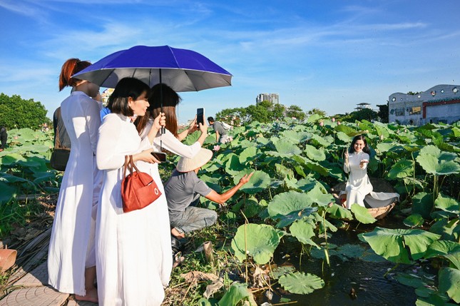 Ngoài các bạn mẫu chụp đơn cũng có rất nhiều khách hàng chụp theo nhóm... với mong muốn sẽ có được những bức ảnh đẹp. Ảnh: Mai Hương