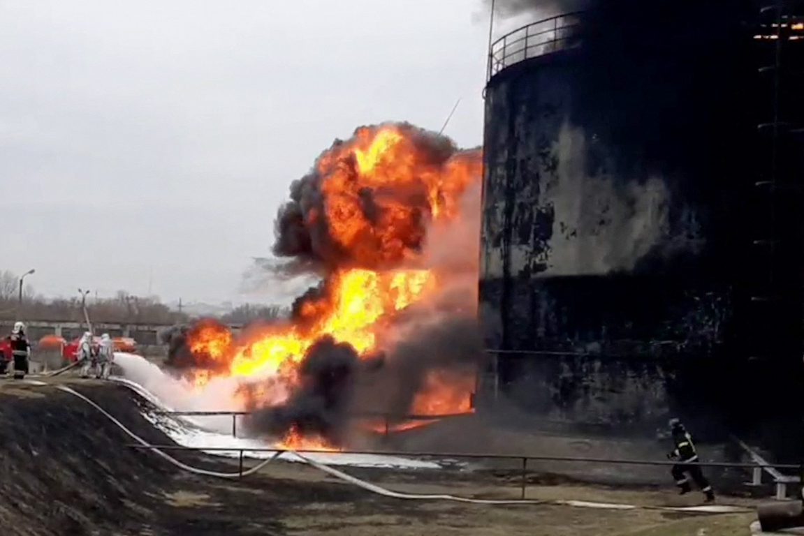 Lực lượng cứu hỏa dập đám cháy ở kho dầu của thành phố Belgorod hôm 1.4 (ảnh: TASS)