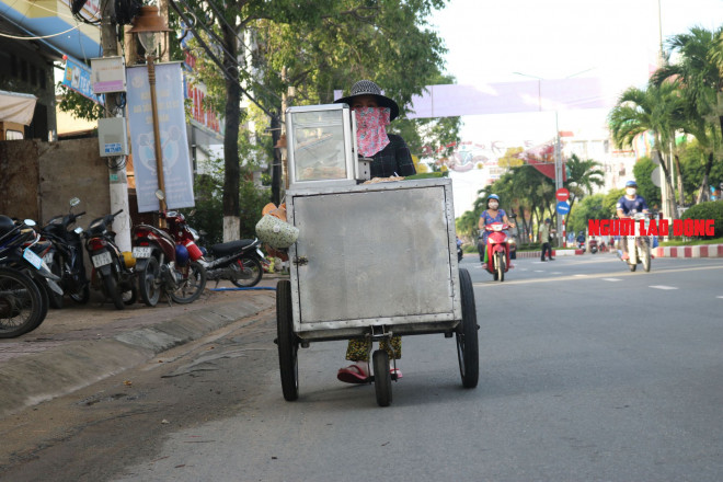 Bà Dân với chiếc xe đẩy bán bánh bò nướng của mình
