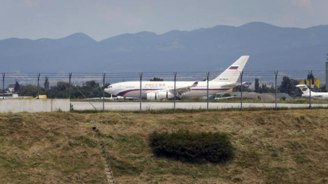 Ảnh: ReutersHai máy bay Nga chở 70 nhân viên ngoại giao và gia đình họ rời Bulgaria hôm 3-7. Ảnh: AP