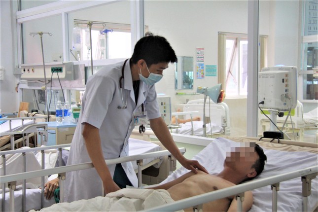 Bác sĩ đang chăm sóc bệnh nhân bị ngộ độc sau khi ăn nhộng ve sầu