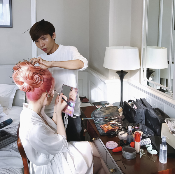 Anh Nguyễn Phát Trí đang tạo mẫu tóc cho khách.