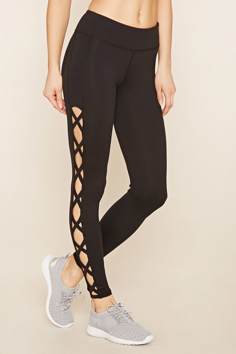 Legging được làm mới nhờ cách cut-out ấn tượng.