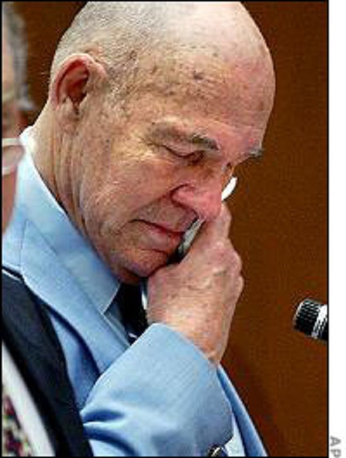 Gerald Fiten Mason khóc tại tòa.