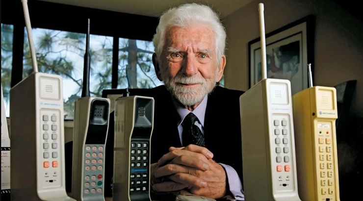 "Cha đẻ" của điện thoại di động -&nbsp;Martin Cooper.