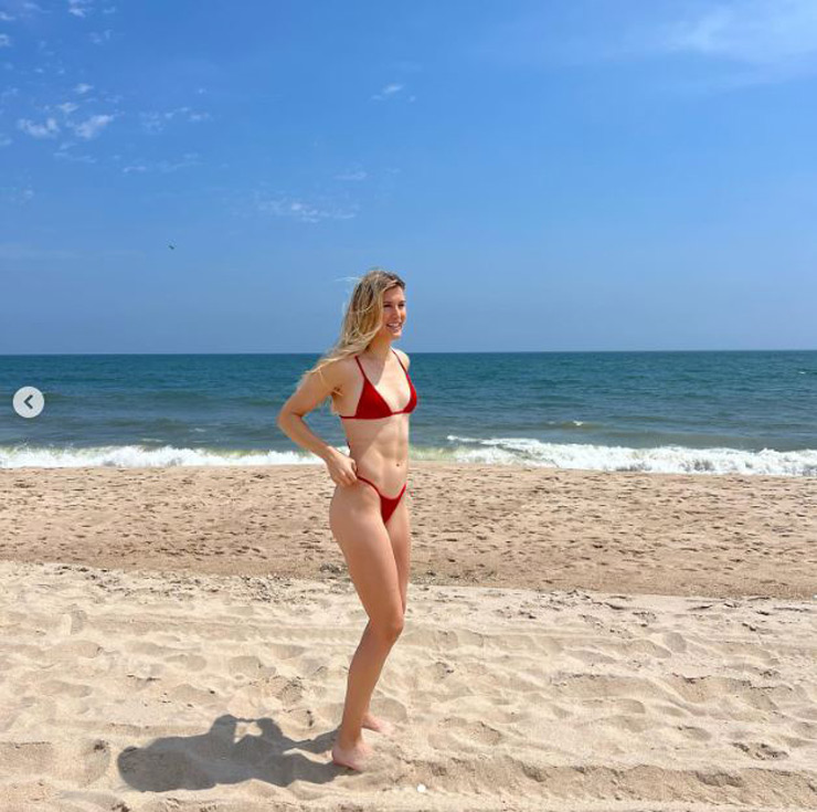 Bouchard khoe ảnh bikini quyến rũ đón Quốc khánh Canada