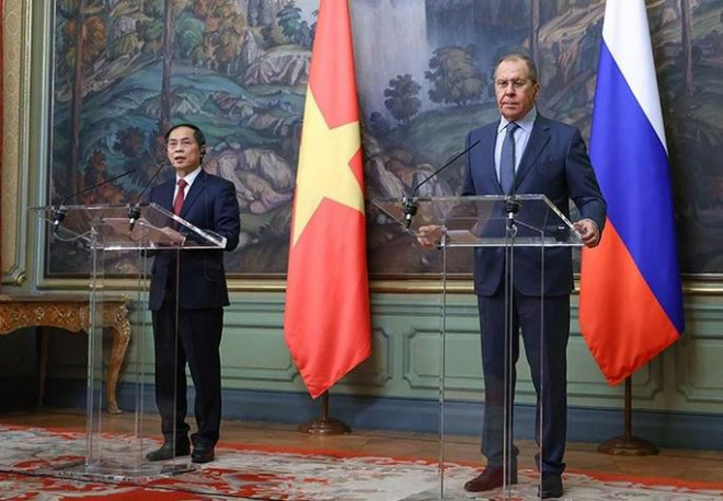 Bộ trưởng Bộ Ngoại giao Bùi Thanh Sơn và Bộ trưởng Bộ Ngoại giao Nga Sergey Lavrov phát biểu tại cuộc họp báo sau hội đàm vào tháng 9-2021 - Nguồn: Bộ Ngoại giao Nga
