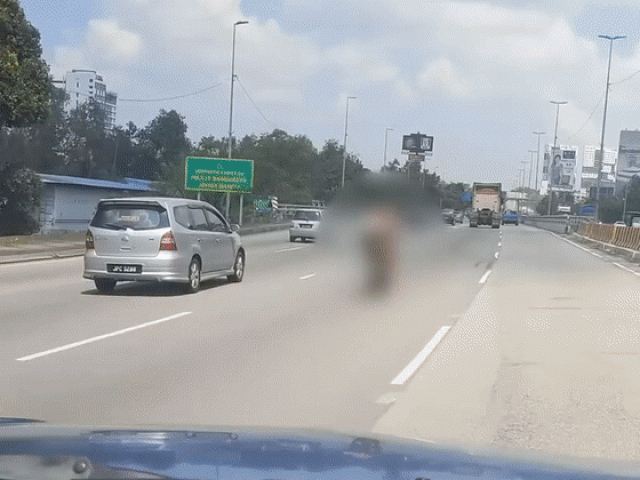 Malaysia: Người đàn ông trần như nhộng chạy xe trên phố sau khi đoạt mạng vợ con