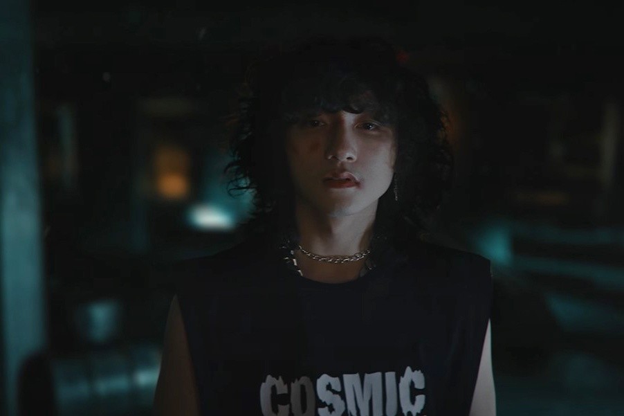 Hình ảnh nam ca sĩ trong MV "There's no one at all" trước đó đã bị gỡ bỏ