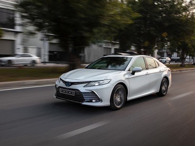 Giá xe Toyota Camry niêm yết và lăn bánh tháng 7/2022