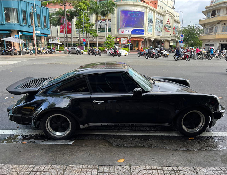 Chủ tịch Đặng Lê Nguyên Vũ cầm lái Porsche 930 Turbo Carrera &#34;dạo phố&#34; Sài Gòn - 3