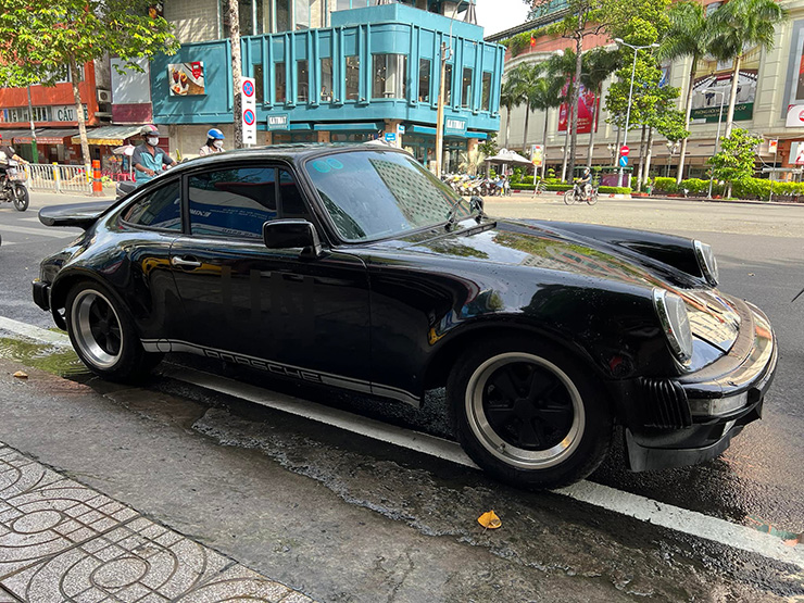 Chủ tịch Đặng Lê Nguyên Vũ cầm lái Porsche 930 Turbo Carrera &#34;dạo phố&#34; Sài Gòn - 5