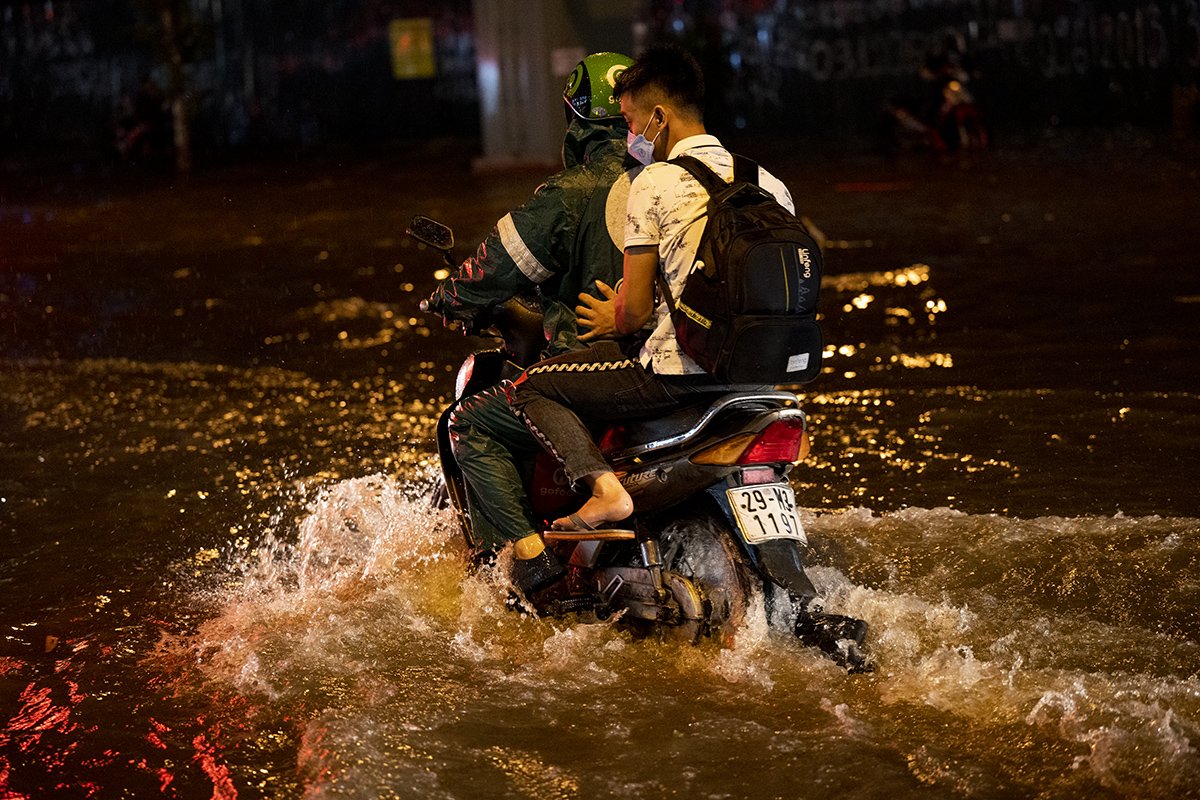 Người tham gia giao thông vất vả để đi qua đây