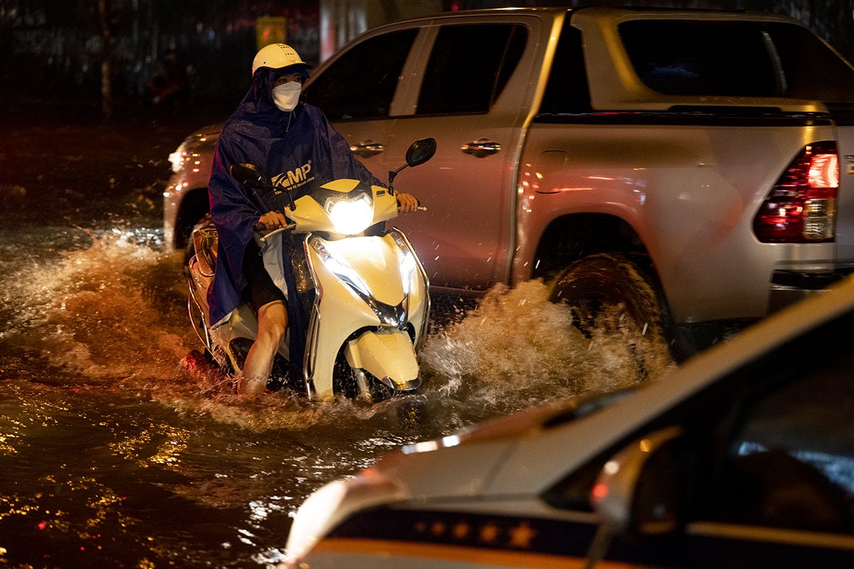 Gần 20h nhiều phương tiện vẫn chôn chân trên con đường này