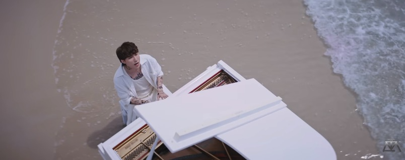 MV mới có bối cảnh tại một bờ biển