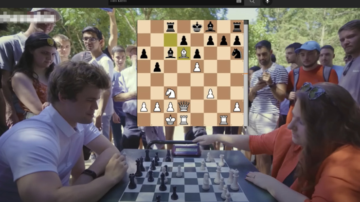 Carlsen (trái) thua kỳ thủ nữ chỉ sau 19 nước