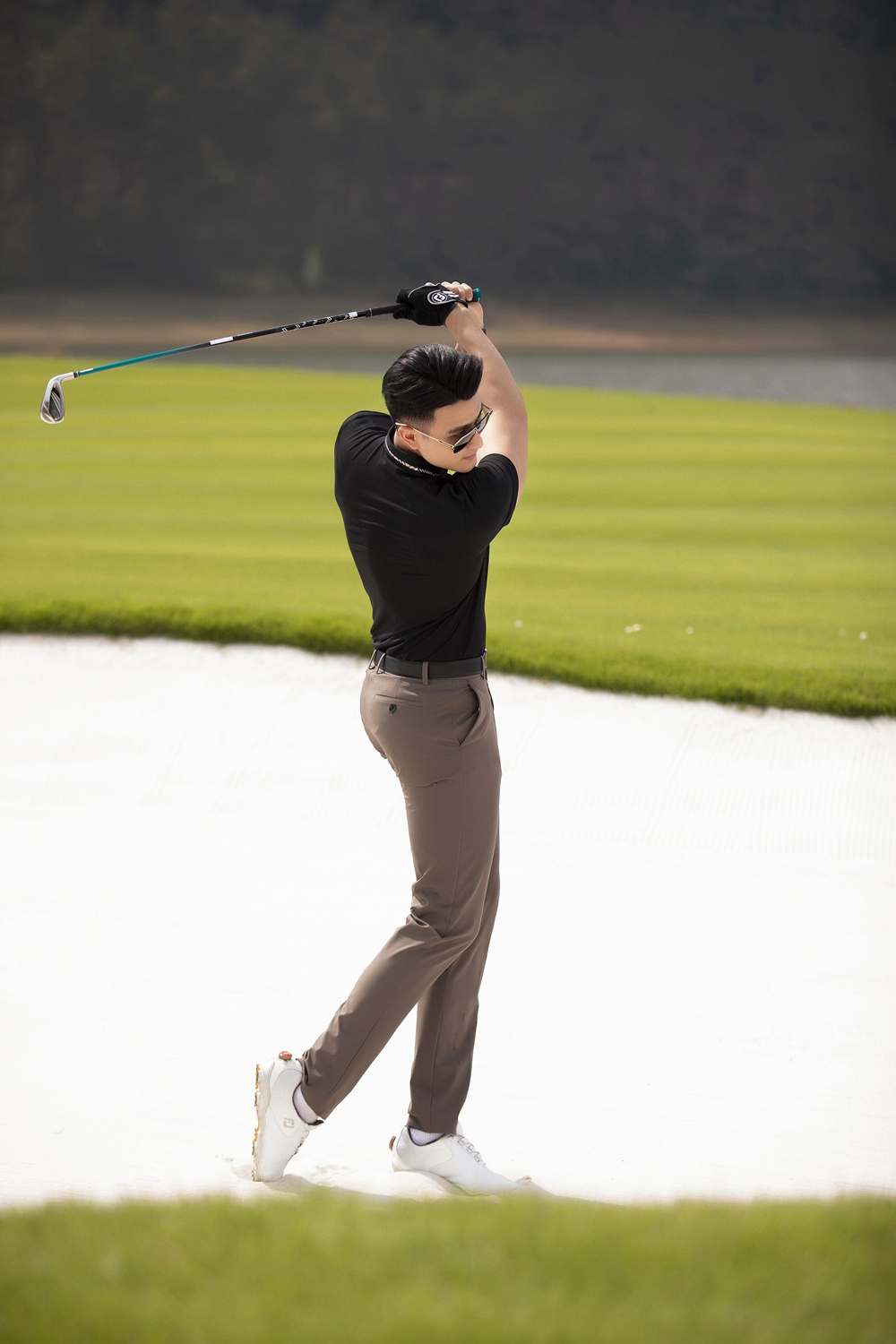 Vĩnh Thụy thu hút sự chú ý với phong cách thời trang golf ấn tượng.