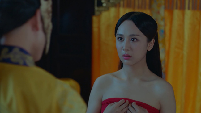 Tham gia bộ phim cổ trang "Long Châu truyền kỳ", Dương Tử từng khiến khán giả "đỏ mặt" vì cảnh quay thị tẩm vô cùng nóng bỏng với bạn diễn nam.
