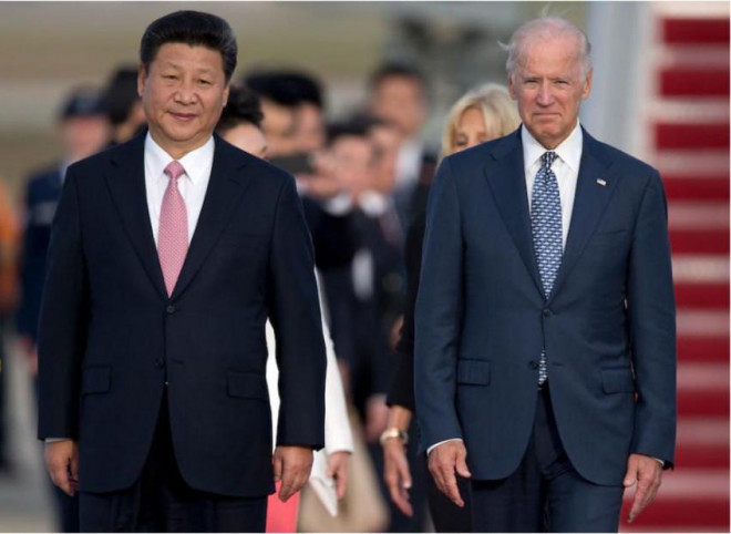Cả Chủ tịch Trung Quốc Tập Cận Bình (trái) và Tổng thống Joe Biden (phải) đều đặt mục tiêu tăng trưởng cao cho kinh tế nước nhà. Ảnh: AP