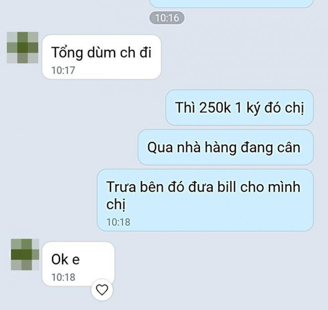 Tin nhắn giữa hướng dẫn viên và người phụ nữ trưởng đoàn.