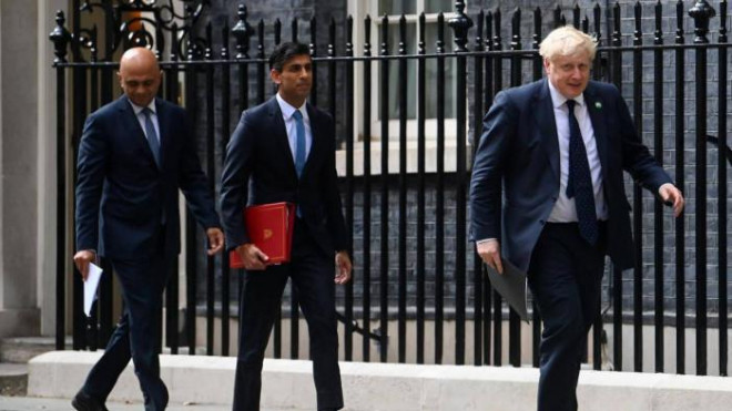 Bộ trưởng Y tế Sajid Javid, Bộ trưởng Tài chính Rishi Sunak và Thủ tướng Boris Johnson (từ trái sang) di chuyển trước văn phòng thủ tướng hồi tháng 9/2021. Ảnh - Reuters