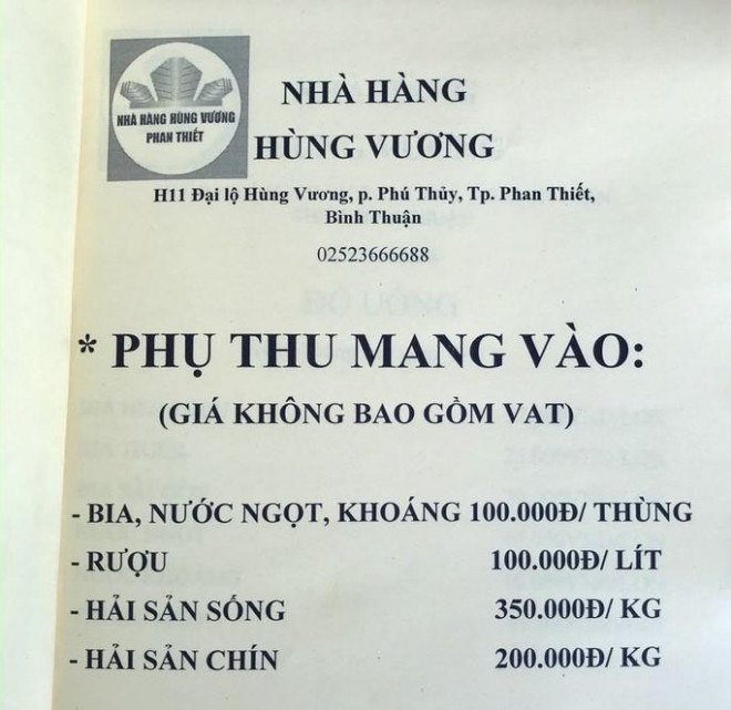 Bảng niêm yết phụ thu của nhà hàng Hùng Vương