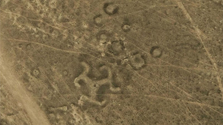1. Đây là 1 trong số 50 geoglyph (nghệ thuật cổ đại) được các nhà khoa học phát hiện gần đây, nằm rải rác trên khắp miền bắc Kazakhstan. Mặc dù hình chữ Vạn này được tạo ra từ gỗ, nhưng hầu hết các hình chữ Vạn được tạo ra từ các gò đất. Chúng được cho có niên đại hơn 2.000 năm tuổi.
