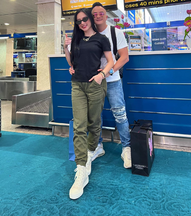 Angela Phương Trinh và Cao Thái Sơn tình tứ ôm eo chụp hình&nbsp;ở sân bay