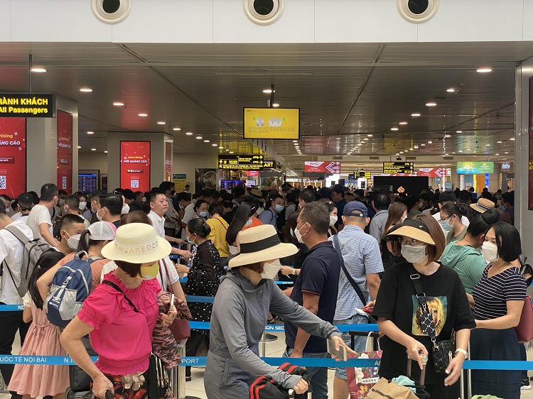 Trong nhiều ngày qua, sân bay Nội Bài (Sóc Sơn, Hà Nội) liên tục trong tình trạng ken đặc người. “Biển người” chen chân ở mọi khu vực, từ quầy in vé, khu check-in, ký gửi, phòng chờ…