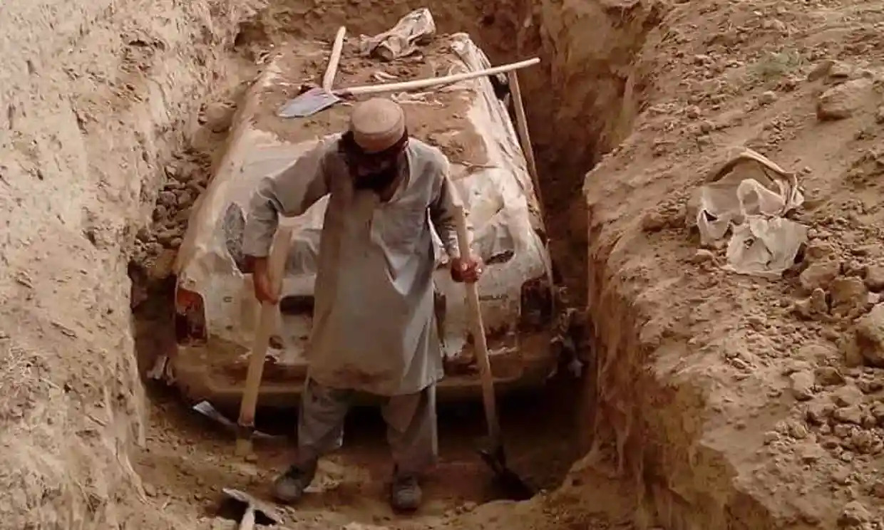 Taliban cho người đào xe của thủ lĩnh sáng lập (ảnh: Guardian)