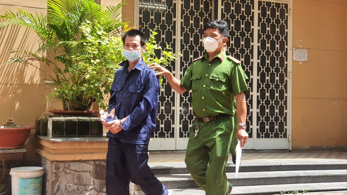 Bị cáo Nguyễn Văn Lục bị dẫn giải vào phòng xét xử.