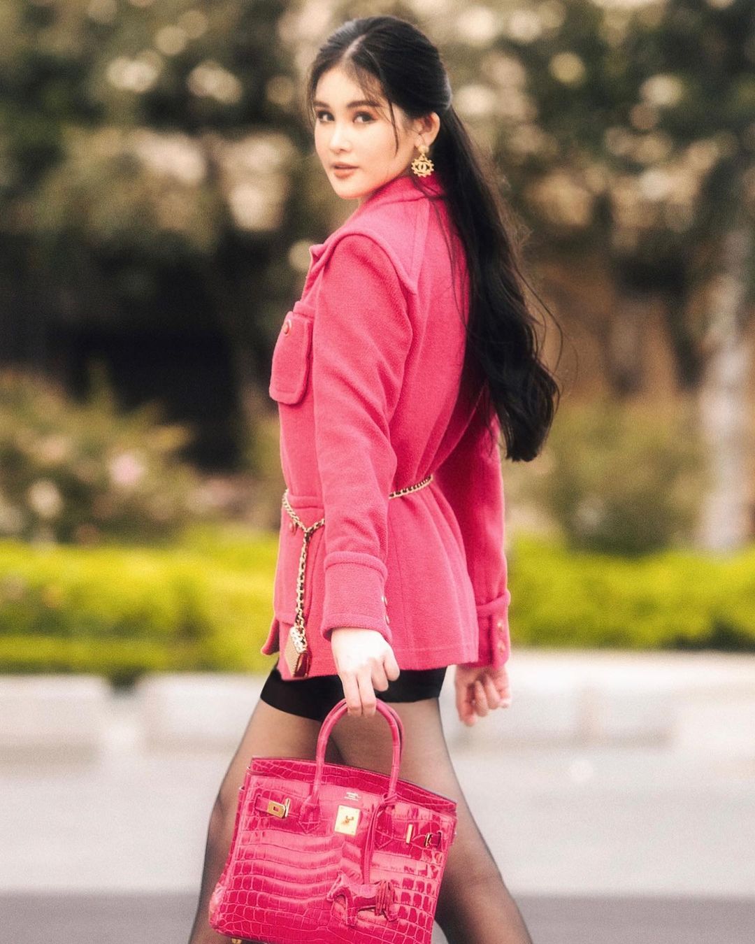 Người đẹp diện trang phục tone hồng và xách&nbsp;chiếc túi&nbsp;Hermes Birkin 30 Crocodile Porosus Lisse Fuchsia cùng&nbsp;màu có giá khoảng 70000 đô la ( ~ 1,6 tỷ đồng).