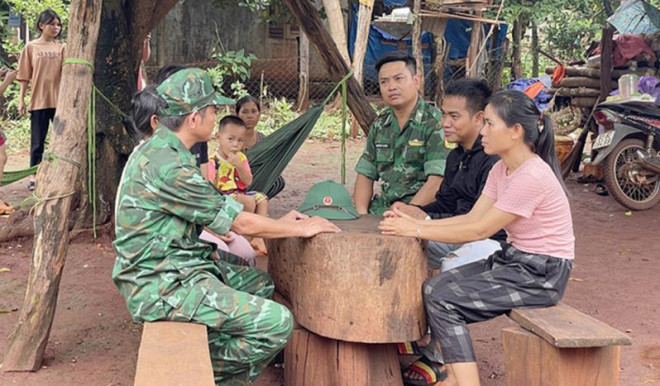 Lực lượng chức năng thăm hỏi, động viên anh Puih Thái (thứ hai từ phải sang) vừa trở về từ Campuchia.