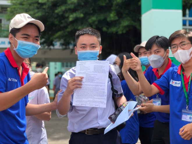 Môn Văn nhiều thí sinh làm được bài vì đề không quá khó. Ảnh: TÚ NGÂN