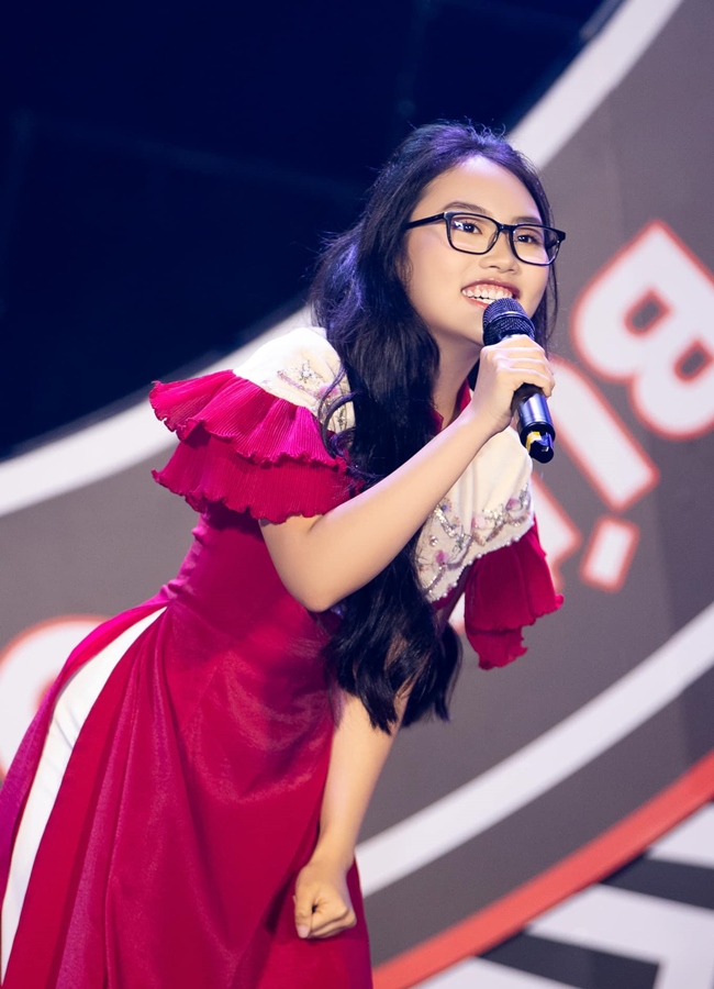 Sau khi bước ra khỏi cuộc thi The Voice Kids 2013, Phương Mỹ Chi được ca sĩ Quang Lê nhận làm con nuôi và định hướng sự nghiệp. Một thời gian sau, giọng ca nhí tách ra hoạt động solo và liên tục gặt hái được thành công.
