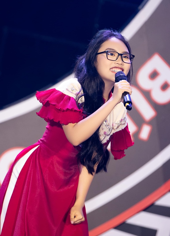 Sau khi bước ra khỏi cuộc thi The Voice Kids 2013, Phương Mỹ Chi được&nbsp;ca sĩ Quang Lê nhận&nbsp;làm con nuôi và&nbsp;định hướng sự nghiệp.&nbsp;Một thời gian sau, giọng ca nhí tách ra hoạt động solo và liên tục gặt hái được thành công.
